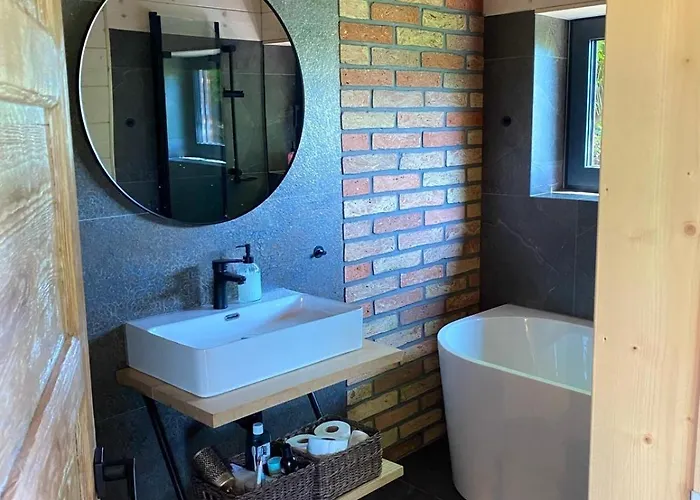 Nad Jeziorem W Gorach Międzybrodzie Bialskie